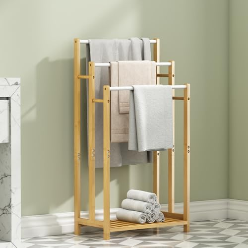 STREAMVOY Porte-serviettes sur pied avec étagère en bambou – Rails robustes en acier inoxydable, capacité de 5 kg, organisateur de salle de bain peu encombrant pour serviettes et essentiels (L 46 x l