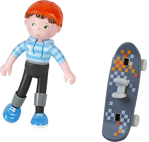 HABA 304744 - Little Friends – Marc, Minipuppe ab 3 Jahren, mit Skateboard und Pappkulisse, strapazierfähige Biegepuppe aus Kunststoff für lange Spielfreude