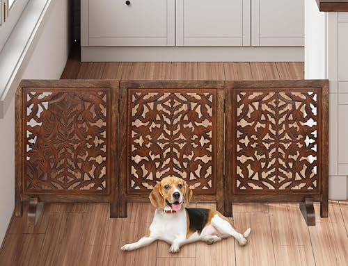 Freistehendes Hundegitter – 3 Paneele, faltbares Haustiergitter aus Holz, für den Innenbereich, 137,2 cm B x 61 cm H, handgeschnitztes Massivholz & MDF, tragbares Indoor-Tor für Türen, Hallen, Treppen