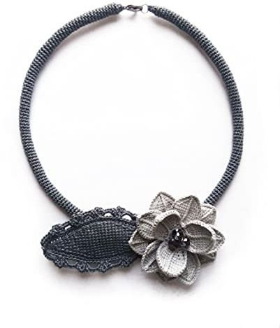 collier au crochet fleur et feuille