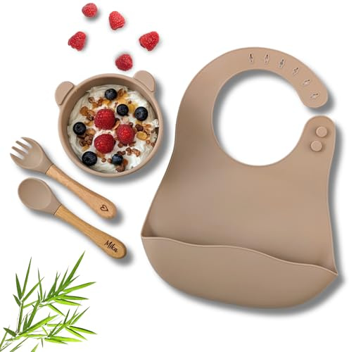 C|UTE – Kindergeschirr personalisiert mit Namen | Schüssel mit Saugnapf & Kinderbesteck (Esslernlöffel, Gabel) graviert | BPA-frei | Geschenk Babygeschirr ab 12 Monate (Taupe, Set mit Lätzchen)