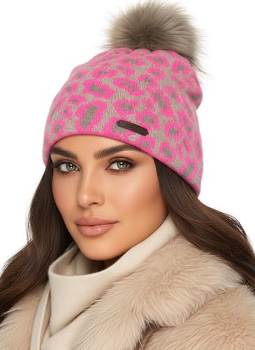 Baesics Bommelmütze Damen Herren Leo Pink - Pudelmütze mit Kunstfell Pompon, weicher Strick mit warmem Fleecefutter, Leoparden Wintermütze Animalprint Unisex Erwachsene One Size 54-58 cm