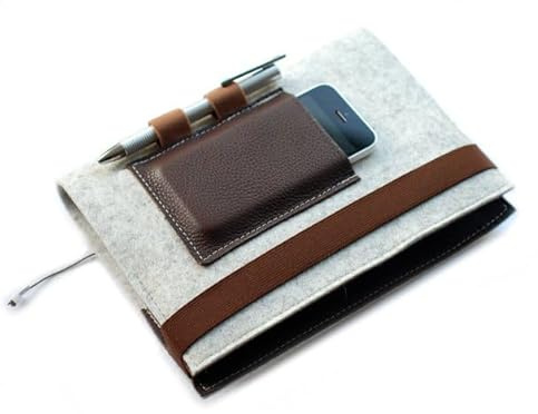 Manufactica® Kalender- & Buchhülle „LINUS“ aus Wollfilz & Leder – Mit Gummiband – Personalisierbar – Viele Farbkombinationen – Handgefertigt