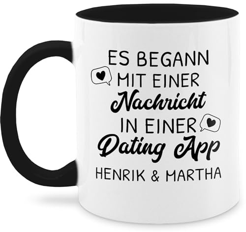 Tasse Tassen 325ml - Partnertasse Partnerin - Es begann mit einer Nachricht in einer Dating App - 325 ml - Schwarz - partnergeschenke partnertassen partner liebesspruch glühweintassen