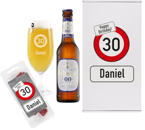 Herz & Heim® Geschenkset für Männer mit Wunschname und Alter - Verkehrszeichen-Motiv - Geschenk für Vatertag & Geburtstag - Bierglas, Salamiherzen, Bier & Box (1 Flasche, Bitburger 0,0 alkoholfrei)