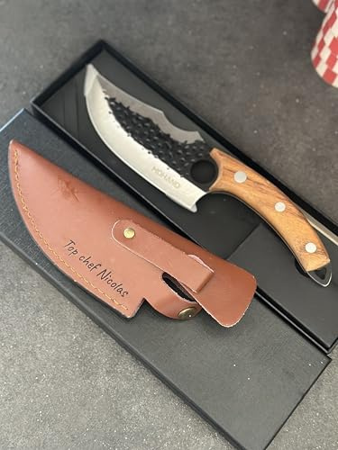 N.N Création Couteau de Chef Personnalisable avec Étui Cuir – Gravure Offerte – Lame Forgée Acier Carbone – Cadeau Cuisine Original Homme – Style Rustique – “Top Chef” ou Texte au Choix
