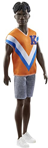 Barbie Fashionistas Puppe, Ken-Puppe mit schwarzem Haar, sportliches orangefarbenes, blaues & weißes Hemd, Denim-Shorts, weiße Schuhe, inkl. Ken Puppe, Geschenk für Kinder ab 3 Jahren,HJT08