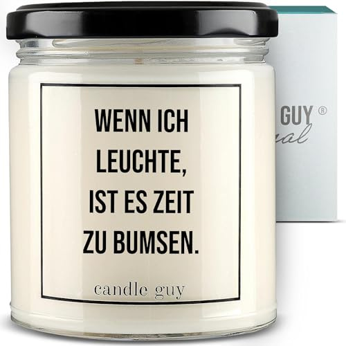 candle guy Duftkerze im Glas [Brennzeit 70h] - Duft-Kerze handgemacht mit Spruch | Freches Geschenk für Frauen, Freundin, Geburtstag | 100% Sojawachs, schöne natürliche Düfte mit ätherischem Öl