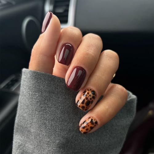 BelleFlair 24 pièces de faux ongles carrés courts, design élégant léopard bordeaux, ongles à coller brillants, décoration complète pour femmes et filles