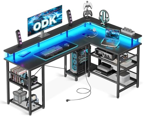 ODK Mesa Gaming con LED, 150×102 cm Escritorio Gaming Reversible con 2 Enchufes y 2 Puertos USB, Escritorio Esquinero Grande con Estante de Malla, Fibra de Carbono Negra
