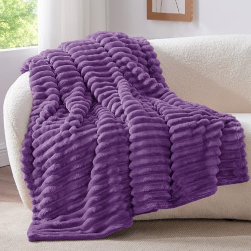 BEDELITE Kuscheldecke Flauschig Deko Decke für Sofa, Lila, 125x150 | Flanell Fleecedecke, Cord Überwurf für Wohnzimmer und Schlafzimmer, weiche Wohndecke, Tagesdecke, das ideale Geschenk