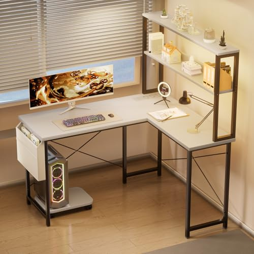 Aiorber Gaming Schreibtisch L Form, Computertisch 135 x 100 x 148 cm mit LED-Beleuchtung, 3 Steckdosen, 2 USB-Anschlüssen und Seitentaschen, Eckschreibtisch mit Pc Ständer, für Büro und Zuhause, Weiß