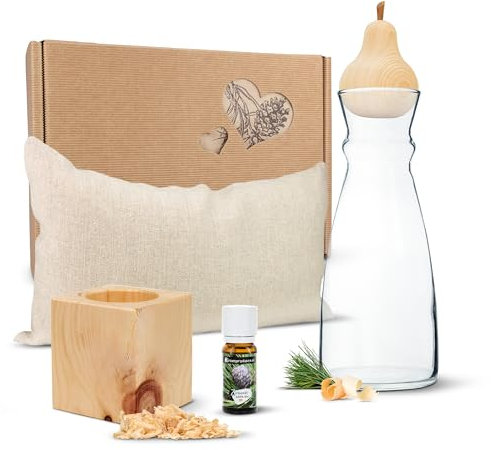 ZirbenErlebnis Geschenksbox #12: Zirbenkissen (17x29cm), Zirbenwürfel-Set, Zirbenbirne + 1L Nimbus-Karaffe