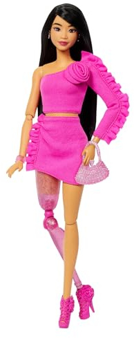 Barbie Deluxe Style Muñeca n.2 con Pelo Negro, Pierna protésica con Purpurina y Conjunto Barbiecore de Falda y Top Rosa con una Rosa de Adorno y Accesorios, HYV26