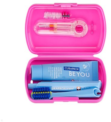 Curaprox Juego de Viaje Ortho Aparatos Ortopédicos y Cuidado sobre la Marcha/Cepillo Ultra Suave + Pasta de Dientes Blanqueadora/Juego Rosa Compacto para Higiene de Ortodoncia/Hecho en Suiza