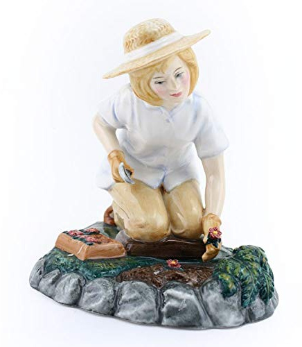 Royal Doulton Figurine GARDENING TIME HN3401 Made and Handpainted UK *