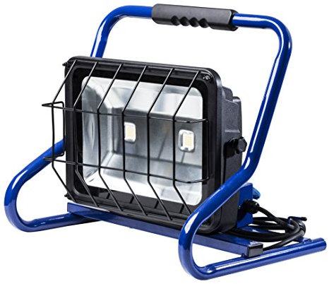 as - Schwabe Tragbarer CHIP-LED Strahler – 80 W mobiler Baustrahler – Fluter mit 3 m Kabel – IP44 – inklusive 2-fach Steckdose – 6800 Lumen – Schwarz, Blau I 46928