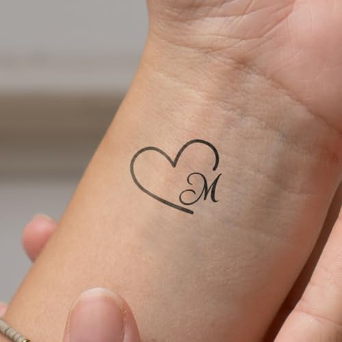Inkster - Herz mit Initialen Tattoo - Buchstabe M - vegane & wasserfeste Temporäre Tattoos für Erwachsene - EU-Kosmetikzertifizierte Farbe