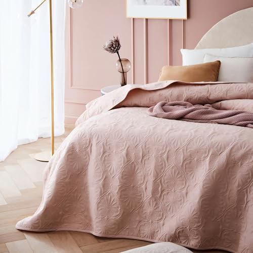 ROOM99 Leila Elegante Tagesdecke in Puderrosa 220 x 240 cm Vielseitige Wohndecke als Bettüberwurf oder Sofaüberwurf Überwurfdecke für Bett und Sofa Steppdecke Stil Ideal als Bedspread