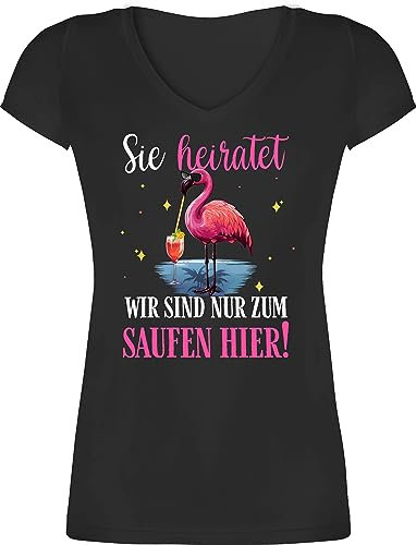 T-Shirt Damen V Ausschnitt - JGA Junggesellenabschied Frauen - Sie heiratet - Wir sind nur zum Flamingo - 3XL - Schwarz - Shirt jungesellinnenabschied Frau Outfit Bachelorette Party Tshirt