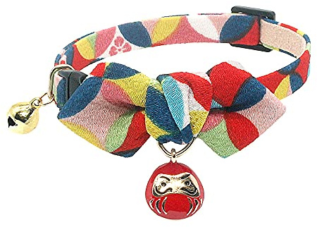 PetSoKoo Katzenhalsband in Diamantform mit Fliege und Glöckchen. Japanischer Glücksbringer und Cloisonne-Aufdruck. Kreppstoff. Sicherheitsverschluss. Weich, leicht, Größe S, Rot