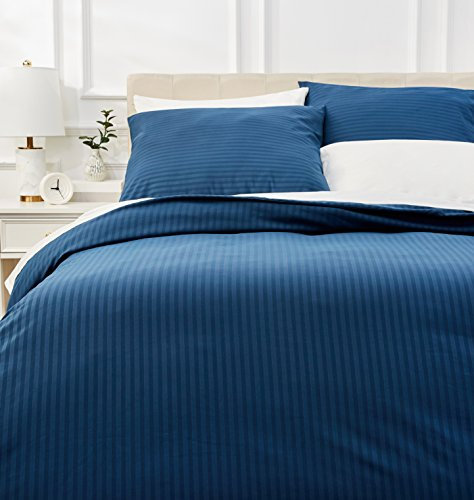 Amazon Basics Set copripiumino Matrimoniale deluxe in microfibra, 3 pezzi, copripiumino da 240 x 260 cm e 2 federe da 65 x 65 cm, blu navy, a righe