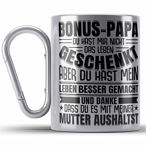 Trendation - Stiefvater Geschenk Edelstahl Tasse Karabiner Vatertag Lustiger Spruch Bonus Geschenkidee Stiefpapa (Silber)