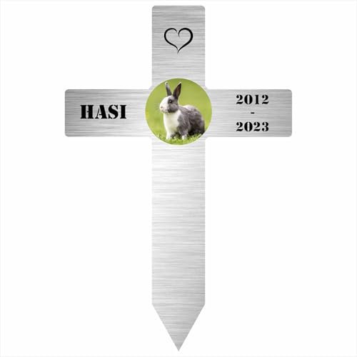 INDIGOS UG - Grabschmuck Hase - 110 cm - Kreuz Edelstahllook - wetterfester Gedenkpfahl als Grabstecker - Text und Datum - individuell Schilder selbst gestalten mit Wunschname & Datum