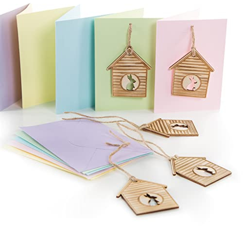 Logbuch-Verlag 5 pastellfarbene Osterkarten mit Holzhäuschen Osteranhänger - Klappkarte Ostern 10,5 x 15 cm