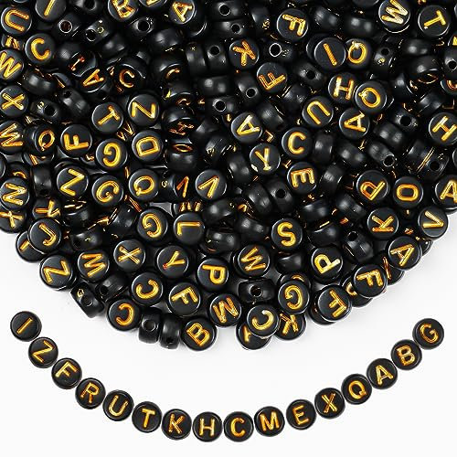 Vicloon Buchstabenperlen für Armbänder, 1200 Stück Perlen mit Buchstaben Set, A-Z Buchstaben Perlen 7 mm, Schwarz Rund Acryl mit Goldenem Alphabet für Selber Machen Armbänder Charm Kit