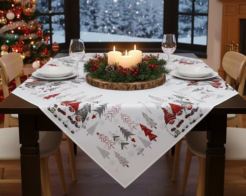 KAMACA Tischdecke Mitteldecke 85x85 cm Winter- & Weihnachts-Tischdecke mit fröhlichem Wichtelmotiv Festliche Tischdeko Küche Esszimmer & Wohnzimmer robust Winter Weihnachten (Wichtel - Bande)