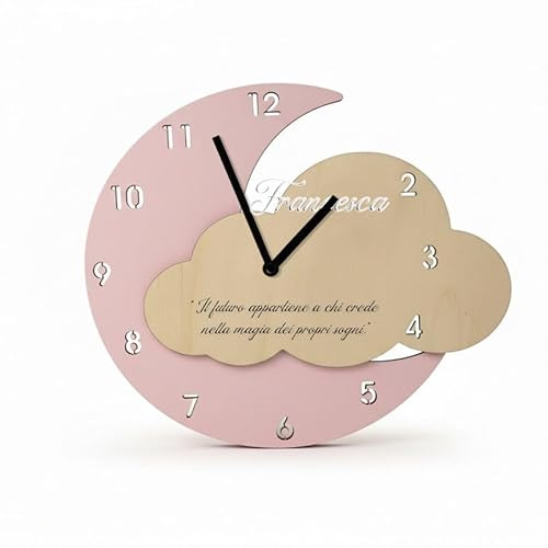 Carpe Diem Shop Orologio da Parete Luna e Nuvola in Legno e Plexiglass, Personalizzabile con Nome e Testo, 30x38 cm, Decorativo per Cameretta, Alimentato a Batteria