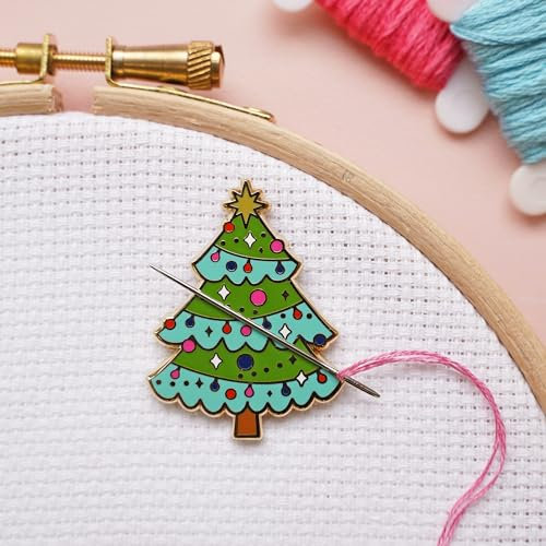 Caterpillar Cross Stitch Needle Minder - Árbol de Navidad para punto de cruz, costura, bordado y accesorios de costura, esmalte y magnético