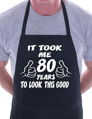 Print4U 80th Birthday Apron Gift – Funny Kitchen Apron for Men & Women Turning 80 – Novelty Cooking & BBQ Apron – Gift for Grandma, Grandad, Mum or Dad – Born in 1946