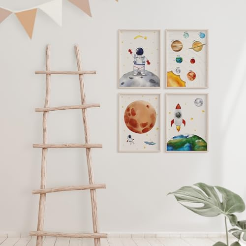 MeinBaby123® Kinderzimmer Poster Astronaut | 4er Set Poster DIN A4 | Weltall Raketen Planeten | Kinderzimmer Deko Mädchen Junge | Babyzimmer | Wandposter Premium (Astronaut V4)