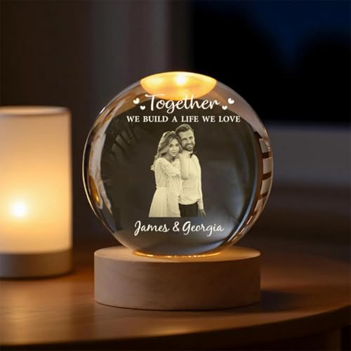 Drawelry Personalisierte Foto Kristallkugel Nachtlicht Dekoration mit Bild Name Lasergravur Holzsockel LED Kristall Ball Tischlampe Heim Büro Deko Ornamente Geschenke für Familie Freunde Paare (A2)