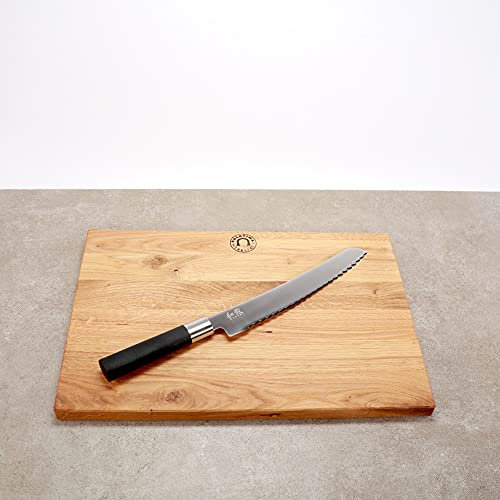 Kai Wasabi Black Set comprenant 1 couteau à pain Wasabi lame de 23 cm + 1 grande planche à découper en chêne massif 40 x 30 cm