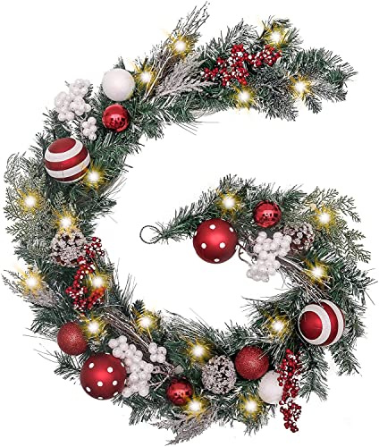 Queta 1.8m Weihnachtsgirlande mit Beleuchtung mit 40 LED Licht, Prelit Girlande mit roten Beeren Weihnachtskugeln Lichter für Weihnachtsmantel Kamin Tür Fenster Treppen Geländer Dekor