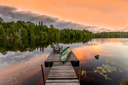 AluVerbund-Bild 80 x 50 cm: Grünes Kanu und Stühle auf einem Dock neben einem See bei Sonnenuntergang - Haliburton Highlands, Ontario, Kanada(48569558)