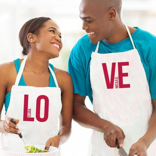CADEAUX.COM Personalisierbare weisse Kochschürzen LOVE - Schürze selbst gestalten mit zwei Vornamen - Größenregulierung, robust, maschinenwaschbar - 70 cm Größe x 80 cm Höhe - Geschenkidee