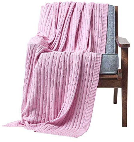 Homescapes gestrickte Tagesdecke, rosa Wohndecke 130 x 170 cm aus 100% Baumwolle mit Zopfmuster, ideal als Sofaüberwurf, Kuscheldecke, Plaid oder Babydecke, Hellrosa