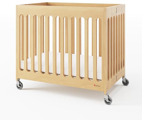 FOUNDATIONS Boutique klappbares Babybett aus Holz in Eichenholz Look | Reisebett für Babys zusammenklappbar mit Matratze & Rollen | Beistelbett/Zustellbett geeignet für Hotels..