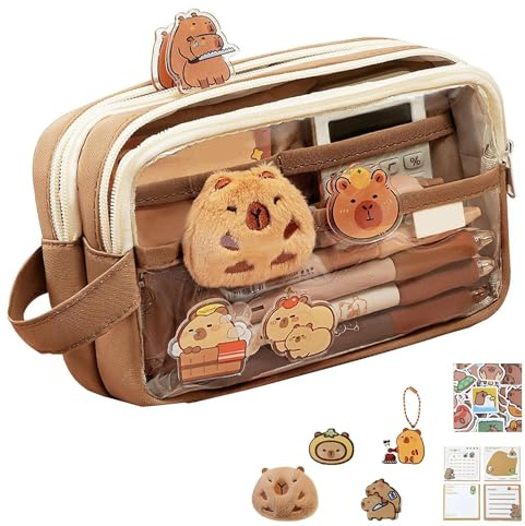 Sumneo Capybara Federmäppchen für Mädchen mit Plüschtier – 20 Sticker, 2 Broschen & Anhänger – Vielseitige Federtasche als Schreibwaren, Kosmetiktasche & Kulturbeutel