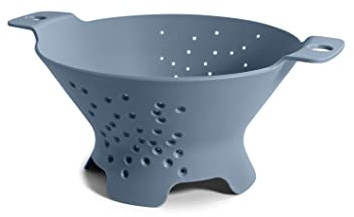 Blim Plus Scolapasta Cosmo diametro 25cm blu opaco (Ocean) in plastica 100% riciclabile, Non Tossico, Lavabile in Lavastoviglie, Impugnatura Ergonomica, 4 piedini d’appoggio, fori svasati