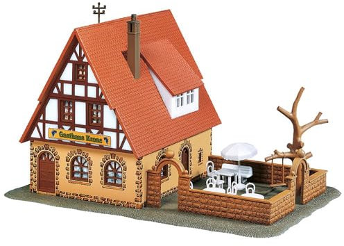 FALLER Gasthaus Zur Krone Modellbausatz mit 42 Einzelteilen 167 x 105 x 100 mm I Modelleisenbahn Zubehör H0 I Modelleisenbahn H0 Gastro-Fachwerkhaus, Divers
