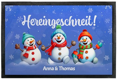 True Statements Weihnachtsdeko Fußmatte 60x40 cm „Hereingeschneit“ personalisiert mit Wunschtext - Deko-Türmatte - extra dünn & rutschfest - Geschenk zum Einzug - Deko für Eingangsbereich & Wohnung