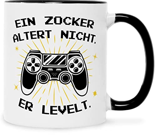 GRAVURZEILE Bedruckte Tasse mit Spruch - Ein Zocker altert nicht er levelt - Geschenk für Gamer - Kaffebecher für Zocker Konsolen & Computer Spieler - Geschenke für Gaming Fans - Farbe Schwarz & Weiß