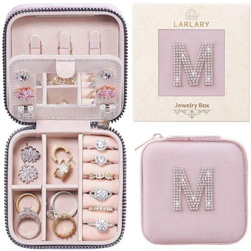 Larlary Boîte à bijoux de voyage avec lettres, organisateur de bijoux pour femme, organisateur de bijoux pour bagues, boucles d'oreilles, colliers - Rose (M)