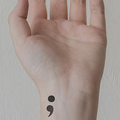 MyJagua Tattoo • Semicolon | 1-2 Wochen Tattoo | Auf Pflanzenbasis | Hautverträglich | Wasserfest | Neue Tattoo Technologie | Kein Klebe Tattoo