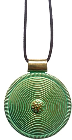 Lange Halskette für Damen mit großem Spiralanhänger in Silberoptik – Verstellbare Boho Kette mit schwarzem Wildlederband – Dekorativer Damen Schmuck als Geschenkidee – ASTER ALHELÍ